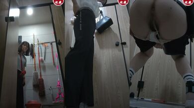 四月新流出高校女厕极品高清全景后拍喇叭裤美女怕尿裤子上把裤脚卷起再拉